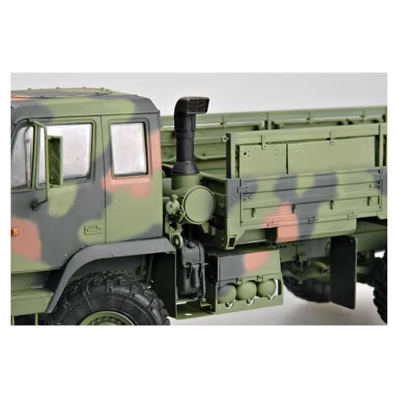 Trumpeter 01004 M1078 1:35 Light Medium Tactical Vehicle (LMTV) Standard Cargo Truck