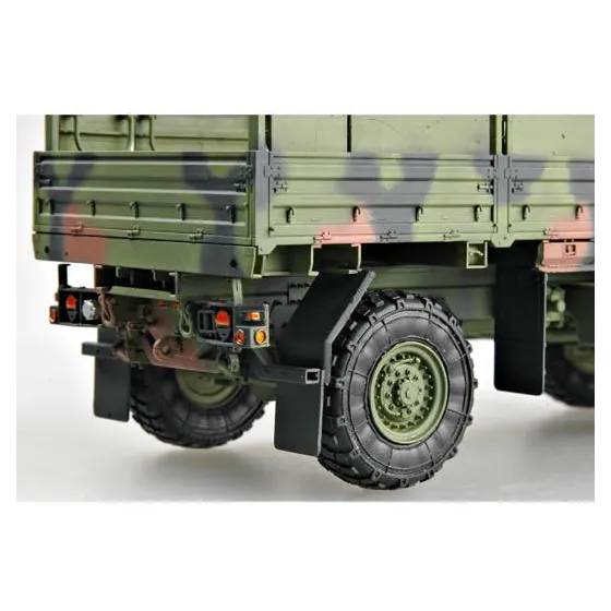 Trumpeter 01004 M1078 1:35 Light Medium Tactical Vehicle (LMTV) Standard Cargo Truck