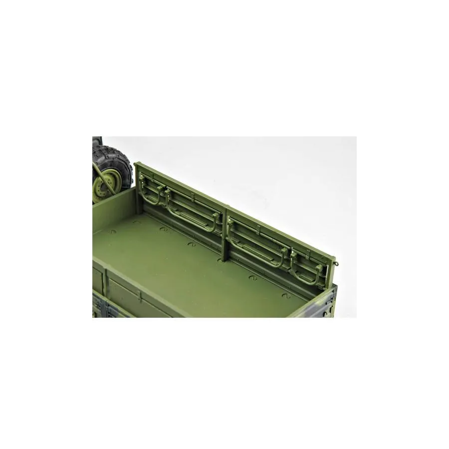 Trumpeter 01004 M1078 1:35 Light Medium Tactical Vehicle (LMTV) Standard Cargo Truck