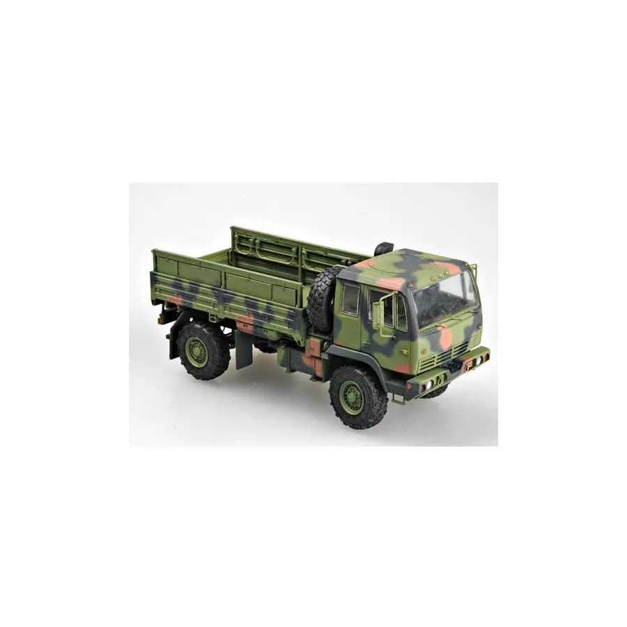 Trumpeter 01004 M1078 1:35 Light Medium Tactical Vehicle (LMTV) Standard Cargo Truck