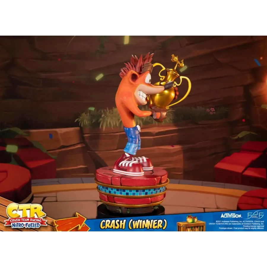 Statuetka Crash Team Racing Nitro Fueled - Crash Winner