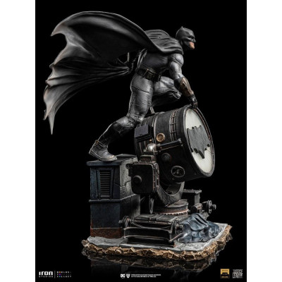 Figurka Batman on Batsignal 28 cm Zack Snyder's Justice League Deluxe Art Scale 1/10