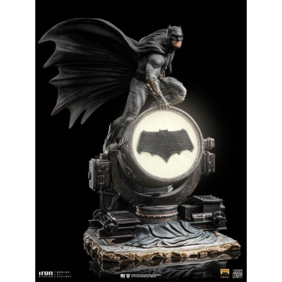 Figurka Batman on Batsignal 28 cm Zack Snyder's Justice League Deluxe Art Scale 1/10