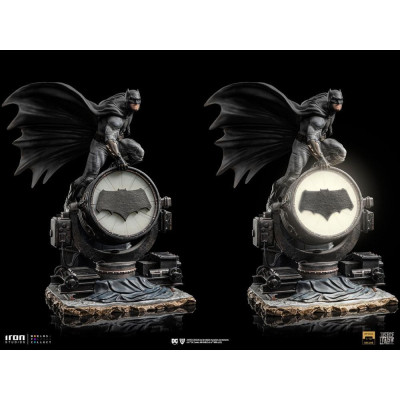 Figurka Batman on Batsignal 28 cm Zack Snyder's Justice League Deluxe Art Scale 1/10