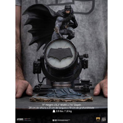 Figurka Batman on Batsignal 28 cm Zack Snyder's Justice League Deluxe Art Scale 1/10