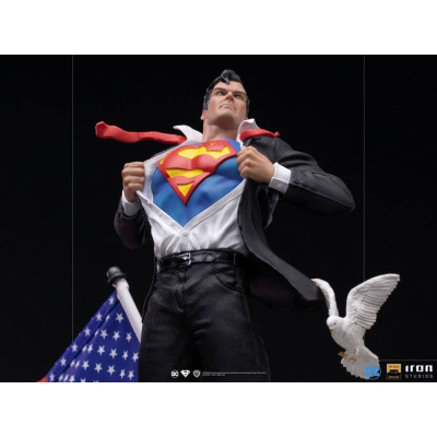 Figurka Clark Kent 29 cm DC Comics Deluxe Art Scale Statue 1/10