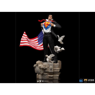 Figurka Clark Kent 29 cm DC Comics Deluxe Art Scale Statue 1/10