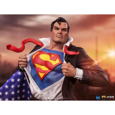 Figurka Clark Kent 29 cm DC Comics Deluxe Art Scale Statue 1/10